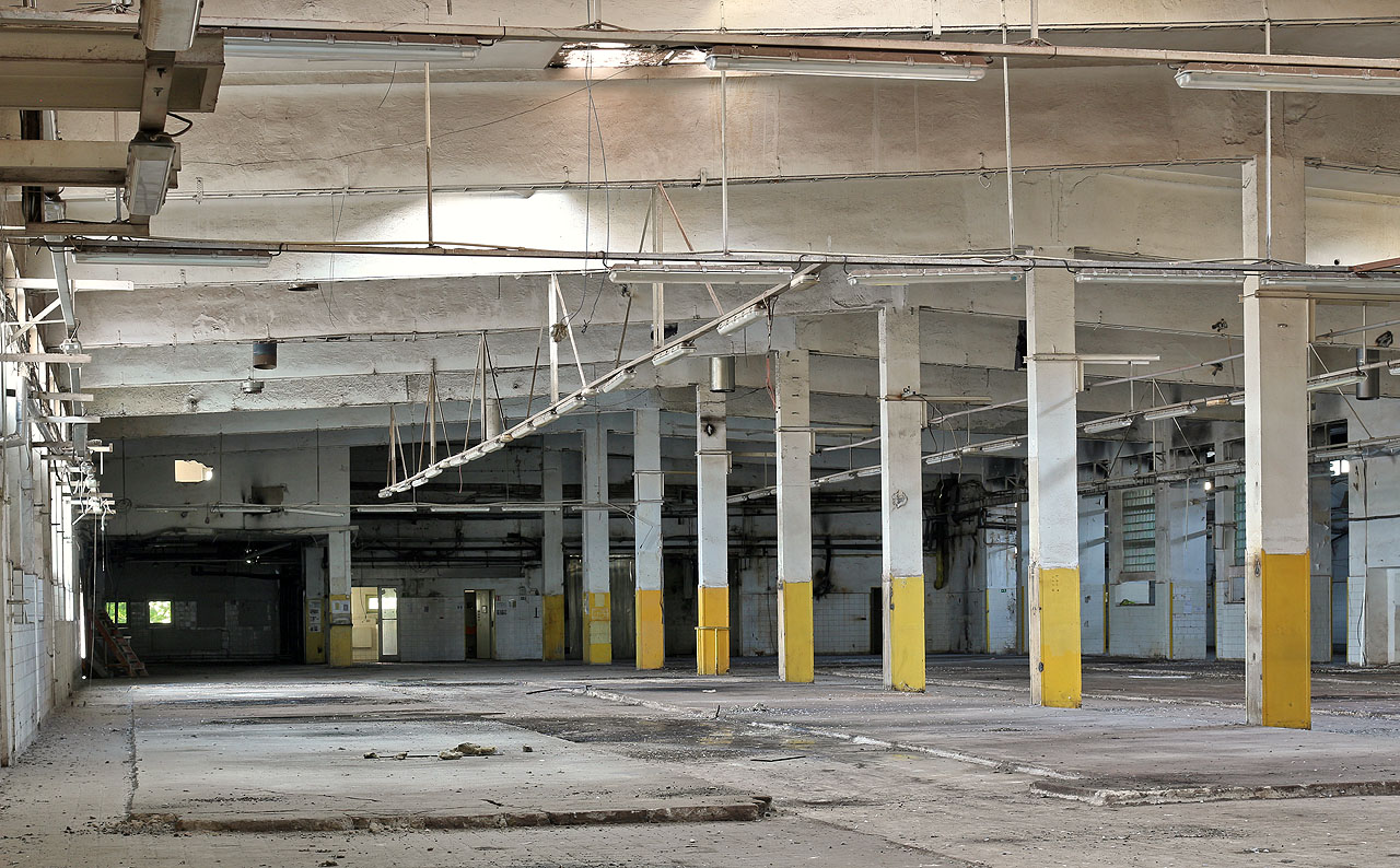 Tady vznikalo ještě před několika léty pečivo, které krmilo podstatnou část Brna. Dnes si tu píská na otvory ve střeše pouze vítr. Tady vznikalo ještě před několika léty pečivo, které krmilo podstatnou část Brna. Dnes si tu píská na otvory ve střeše pouze vítr.