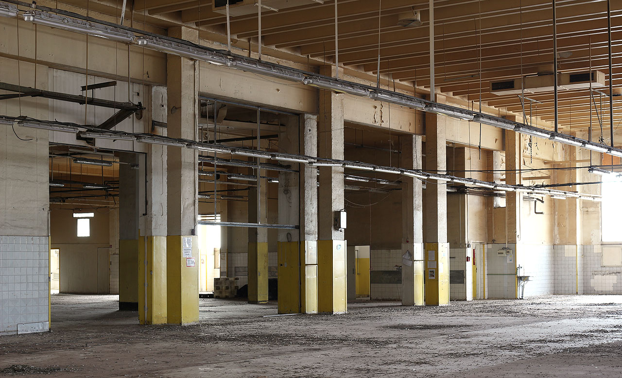 Kromě slunečního světla se opuštěnými halami rozlévá též smutek z prázdnoty. Kromě slunečního světla se opuštěnými halami rozlévá též smutek z prázdnoty.