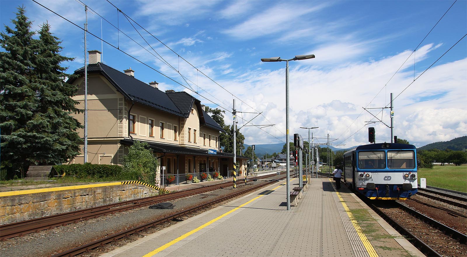 Osobní vlak č. 13073 vedený motorovým vozem 810 292-3 zastavil v sobotu 2. srpna 2025 u ostrovního nástupiště v Petrově nad Desnou.
