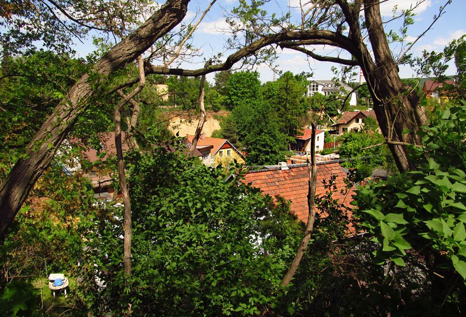 Z jednoho úbočí kotle je dobře vidět pískovcovou stěnu na protější straně lomu, kterou neuhlodala železnice.