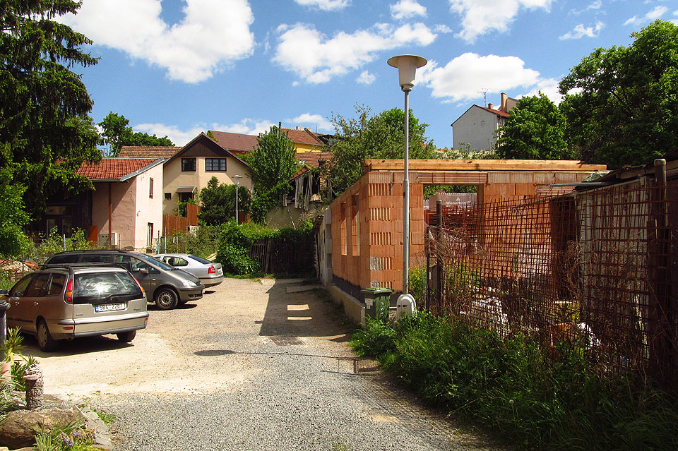 Také Písečník ovšem dostihly novostavby moderní doby. Dobře založené, betonem vyztužené stavby mají k romantice kolonií tak daleko jako podnikatelské baroko k bratrům Dietzenhoferům.