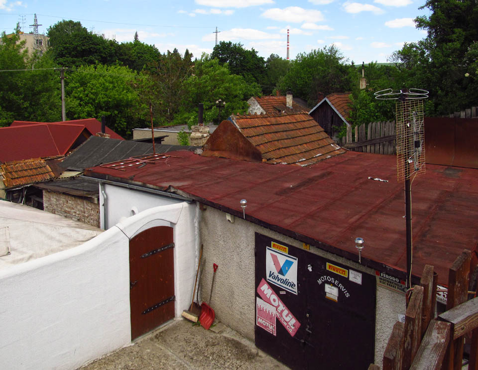 Jak název napovídá, kolonie se rozkládá v bývalém pískovcovém lomu, postupně se zahlubujícím do terénu.