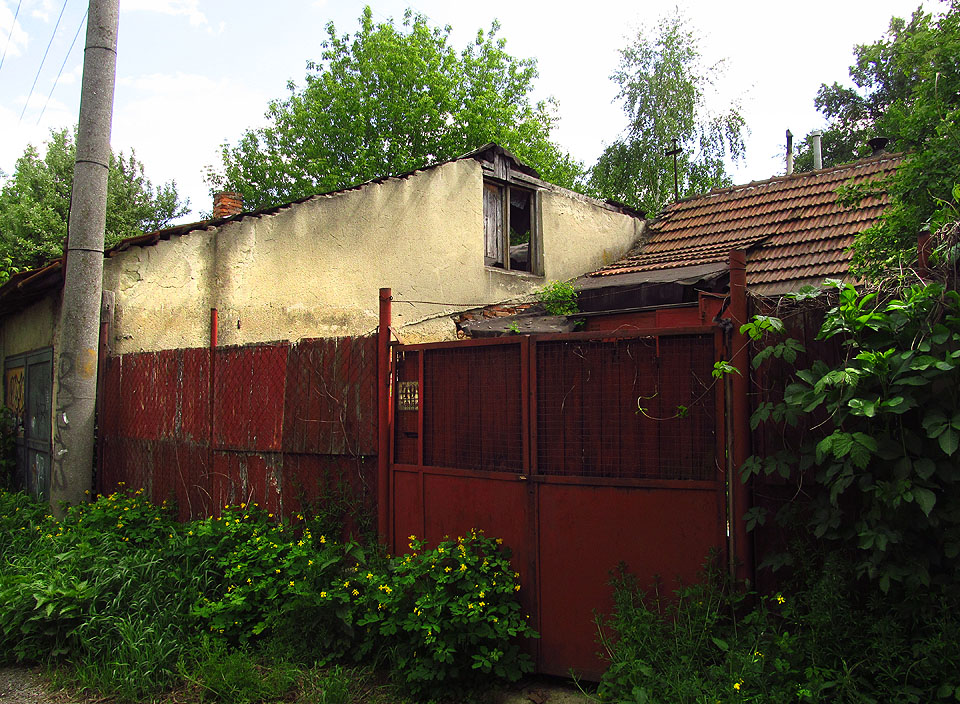 Kolonie se s časem zmenšuje a mění, kouzlo se vytrácí, ale několik zanedbaných starobylých staveb zde ještě zůstává.