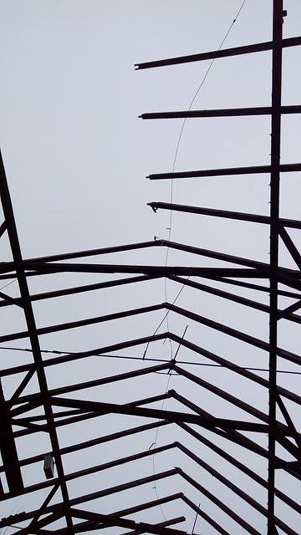 Jedna z nich už téměř přišla o střechu, se sychravým počasím tak bojuje pouze krov.