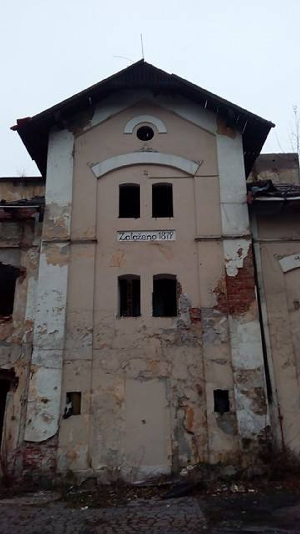 Pivovar byl založen roku 1879, jak dokládá i nápis nad bývalým vstupem do jedné z budov. Tímto vstupem se dovnitř již nedostaneme, o kus dál se ovšem něco najde. A to na obou stranách.