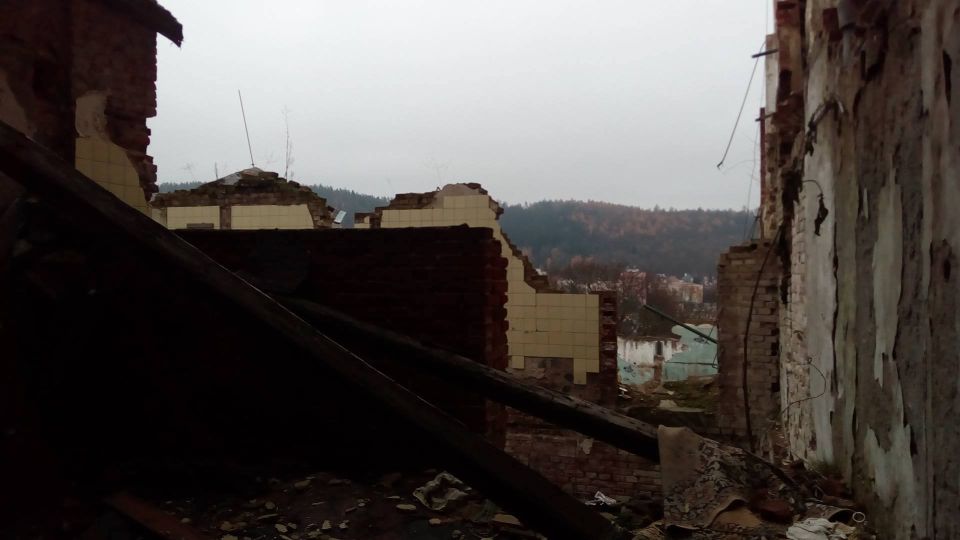 Vpravo už to tak úhledné není – z budovy zbyly jen části obložených zdí a trámy ze stropů.