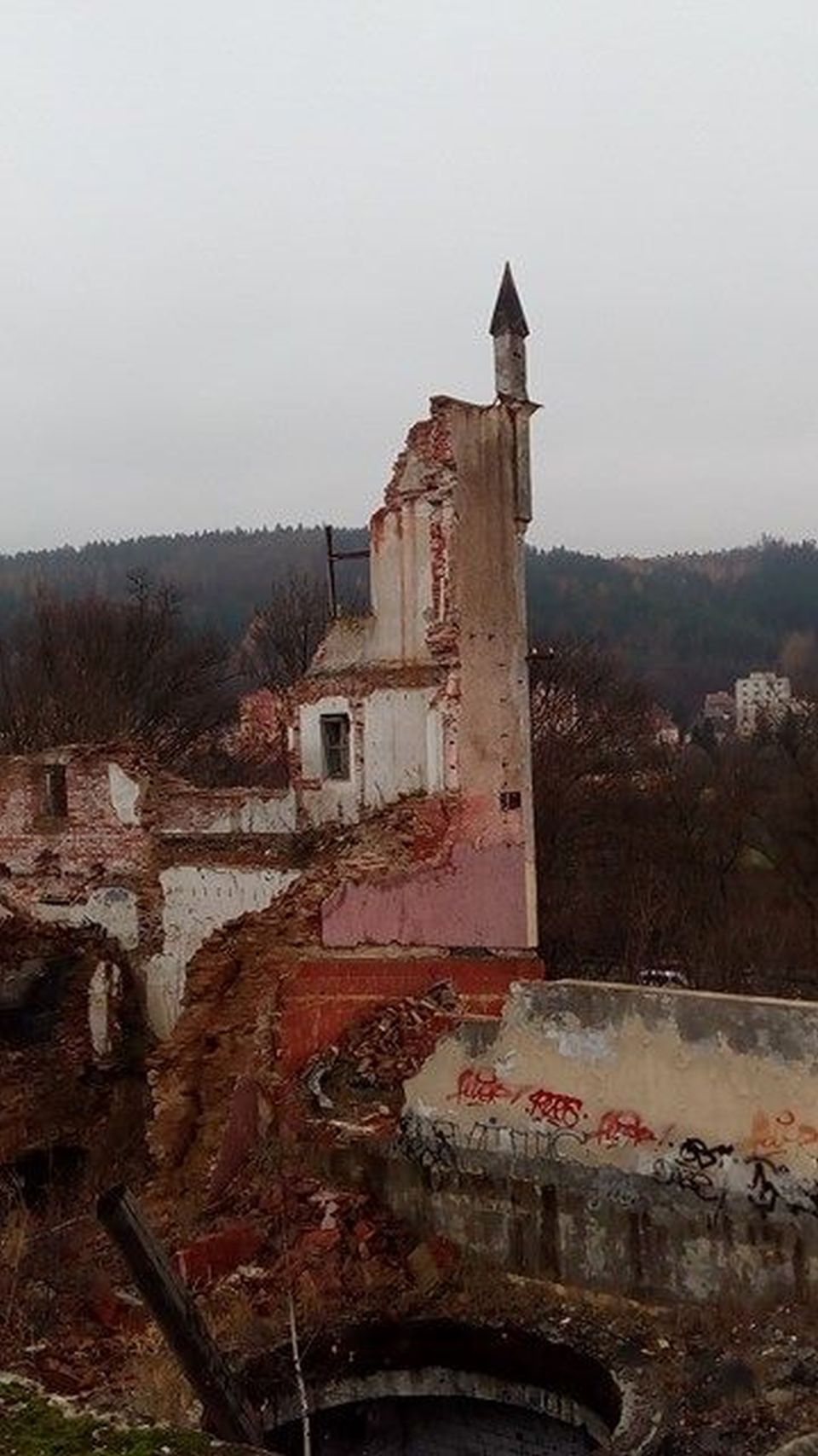 Na město hledí už jen jedna věžička, která zatím nepodlehla zkáze.