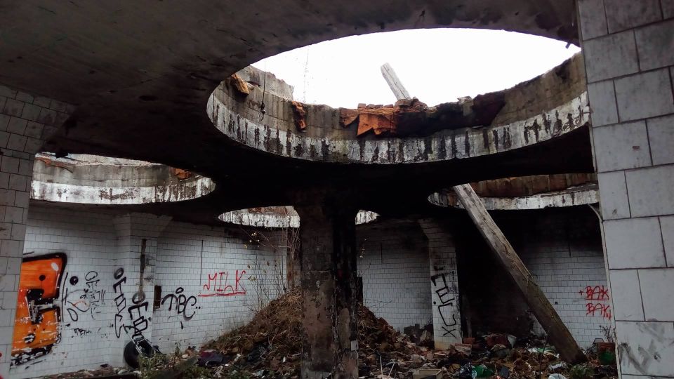 Pod věžičkou se zřejmě nacházela varna, ze které jsou patrné už jen kruhovité otvory. Používána je jako skládka, nebo příležitostný úkryt bezdomovců.