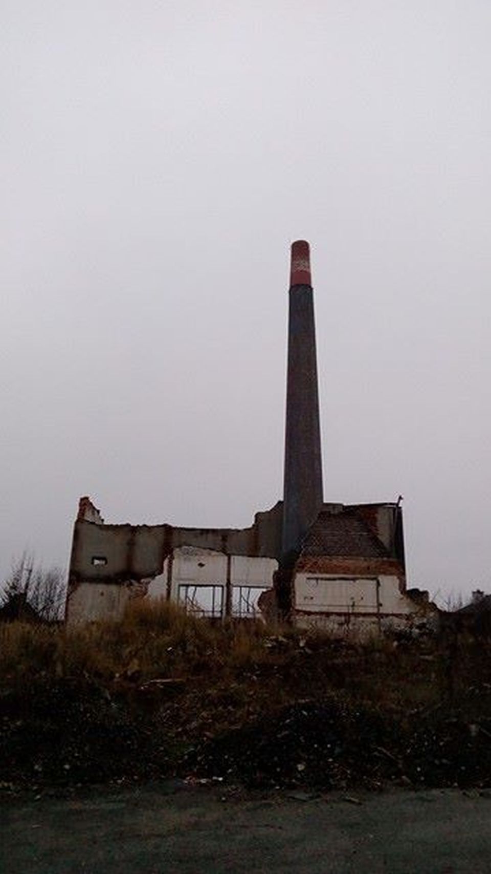 Z další části zbyl pouze komín a ani ten není tak zachovalý, jak by se na první pohled zdálo.