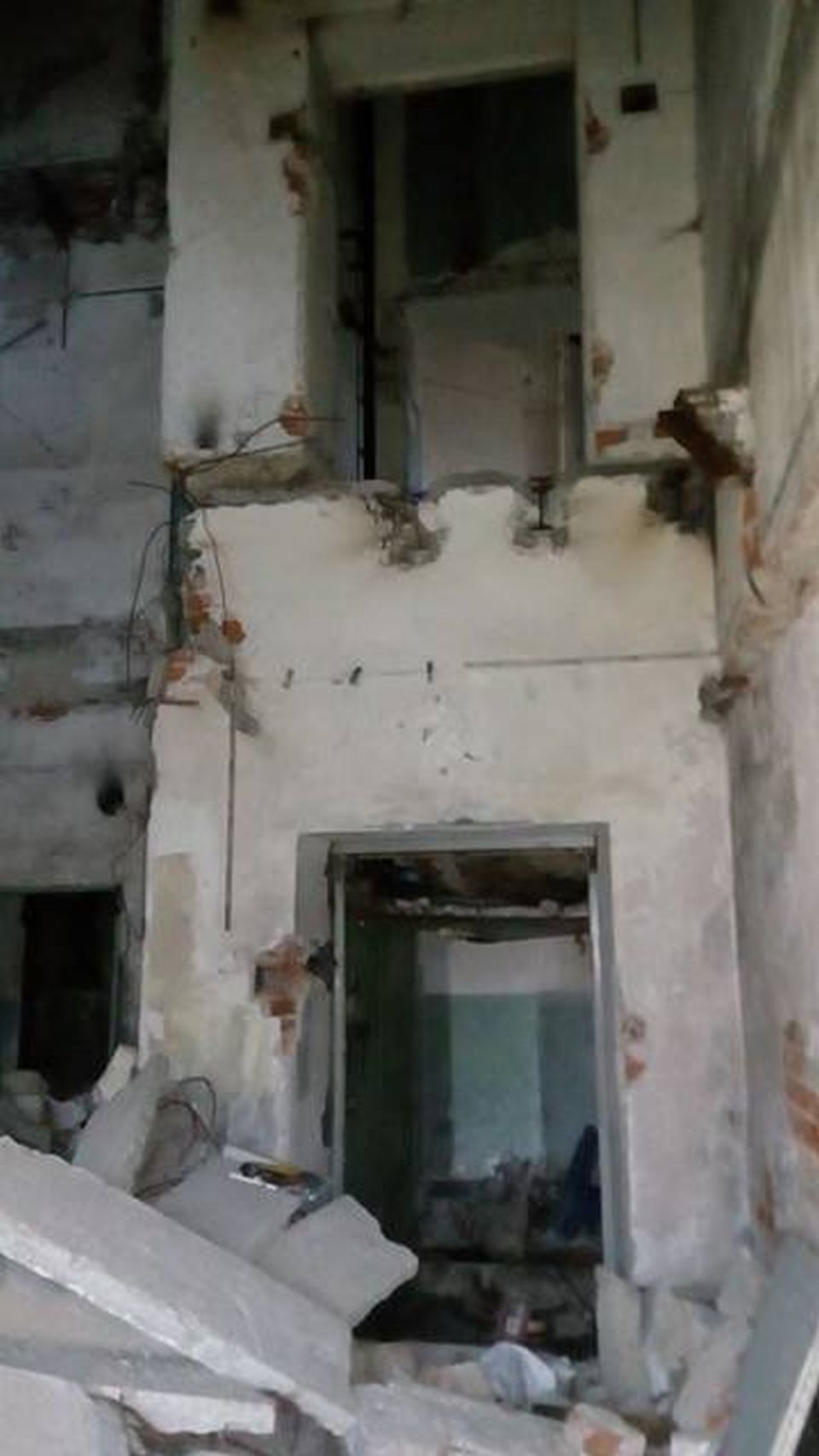 V této vysoké budově se nacházel výtah, zbyla po něm ovšem jen šachta a několik pokřivených kusů plechu.