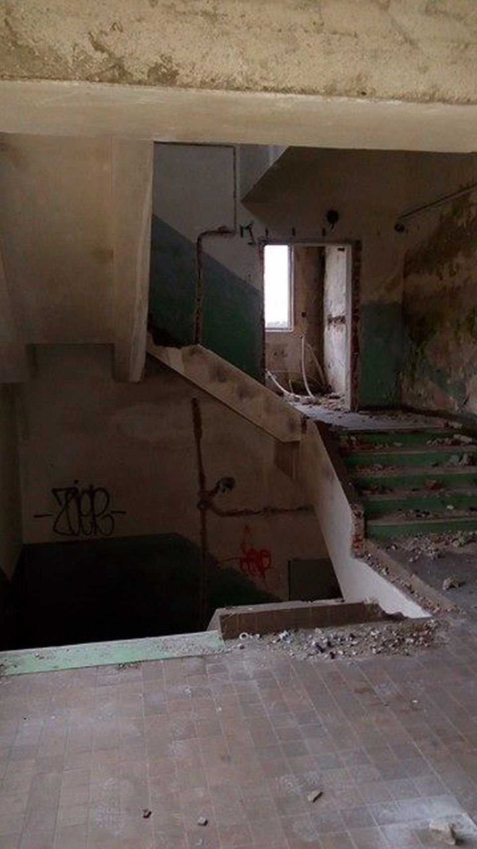 Vystoupat nahoru se naštěstí dá i po zachovalých schodech.