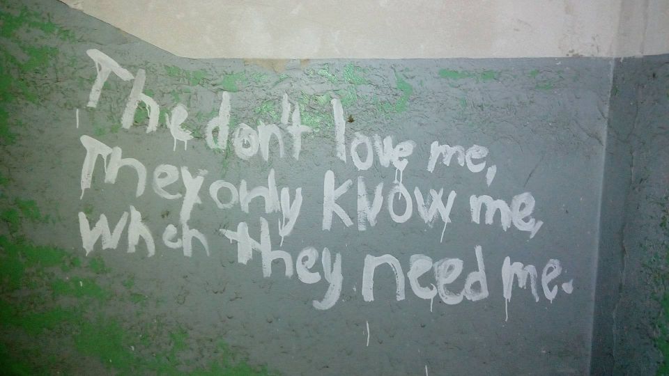 Stěny schodiště zdobí ponuré citáty…