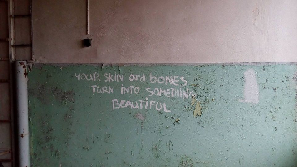 S rostoucí depresí v citátech začínám pociťovat ponurou atmosféru a téměř očekávám mrtvé tělo nějaké emařky v nejvyšším patře.