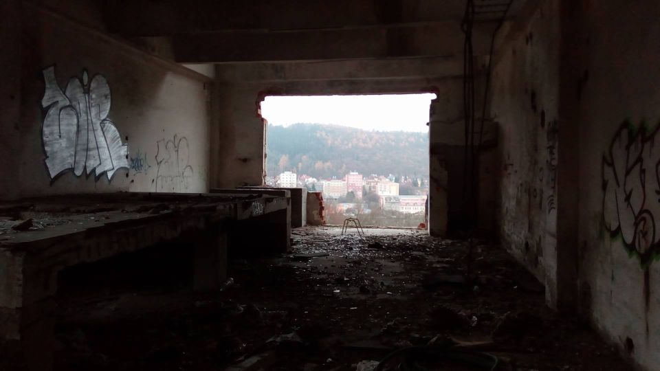 Tento pocit naštěstí vyrovnávají výhledy z velkých prázdných oken, připadám si skoro jako v kině.