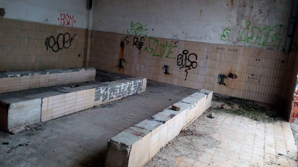 I díky lavicím a dalším citátům na zdech, které zanikají mezi nasprejovanými znaky. 