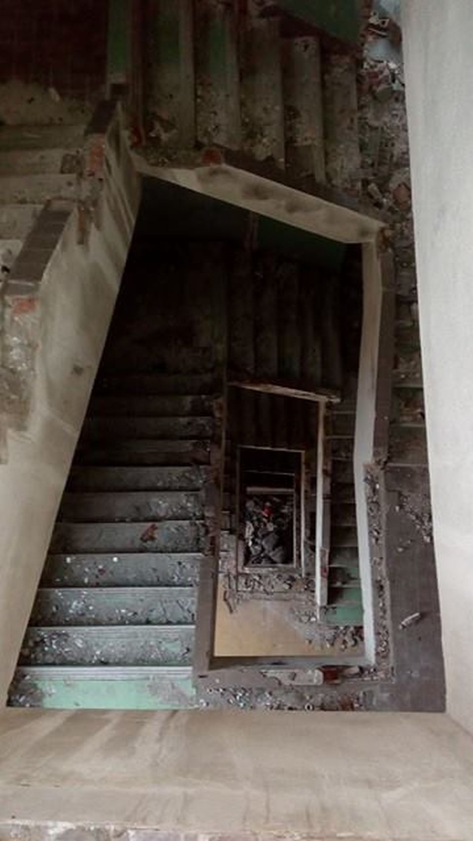 Ačkoli je schodiště plné zdiva, omítky a prachu, je stále dost pevné na to, aby se po něm dalo vystoupat až do nejvyššího patra.