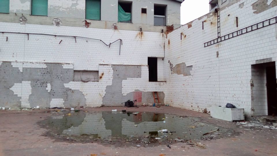 Tato část bývala také krytá, teď působí spíše jako zdevastovaný bazén.