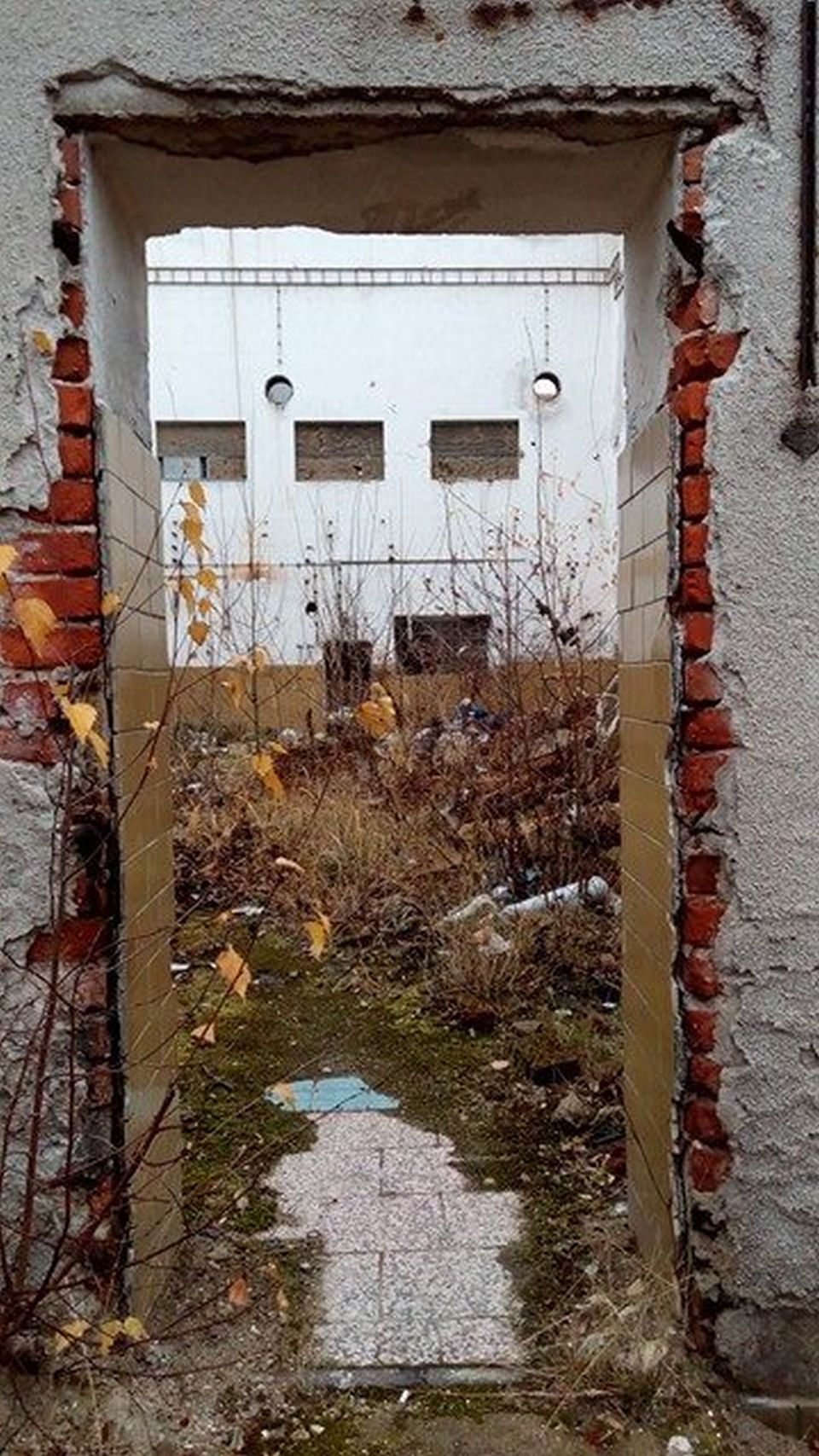 Ještě před několika desítkami let tudy procházeli lidé každý den. Pomalu je ale nahrazuje příroda.