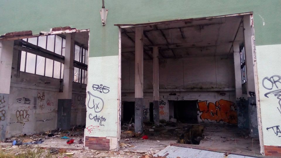 Celý areál chátrá a zanáší se odpadky. Je ho velká škoda.