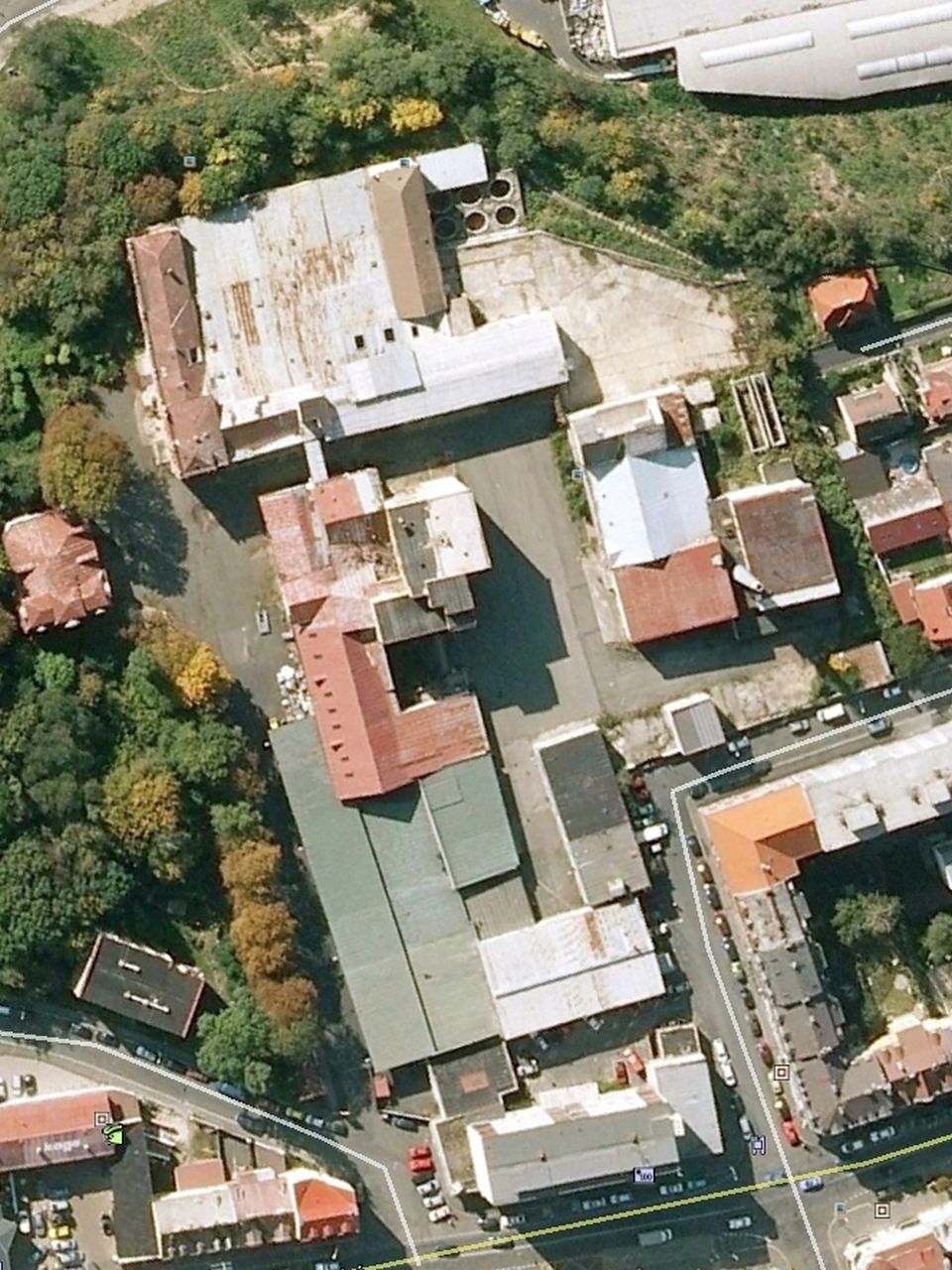 Letecký pohled na areál z roku 2006 - budovy stojí a jediným problémem se zdají být místy rezavějící střechy.