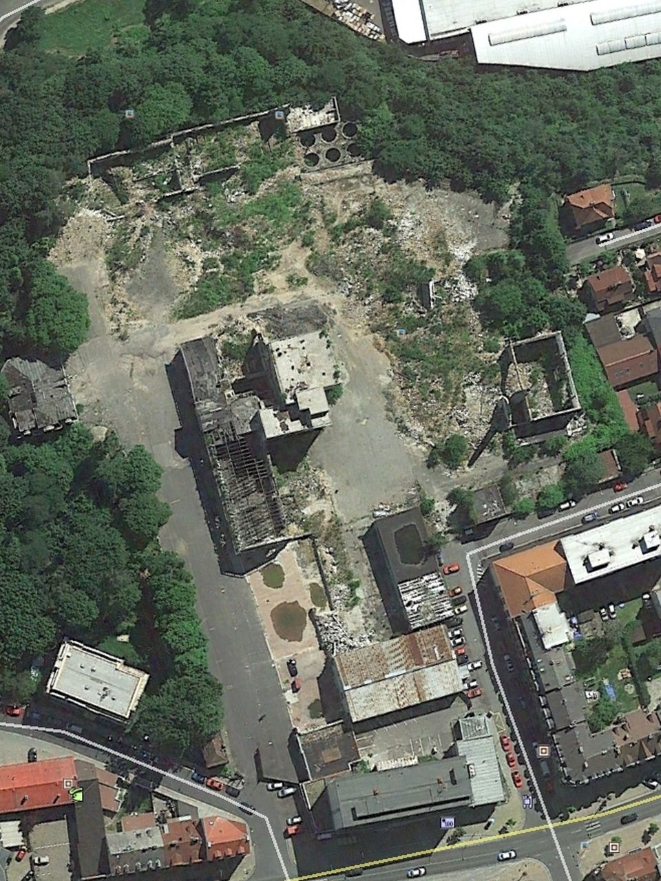 A srovnání s rokem 2016 - více než polovina budov už je srovnána se zemí, zbytek je bez střech a velmi zchátralý.