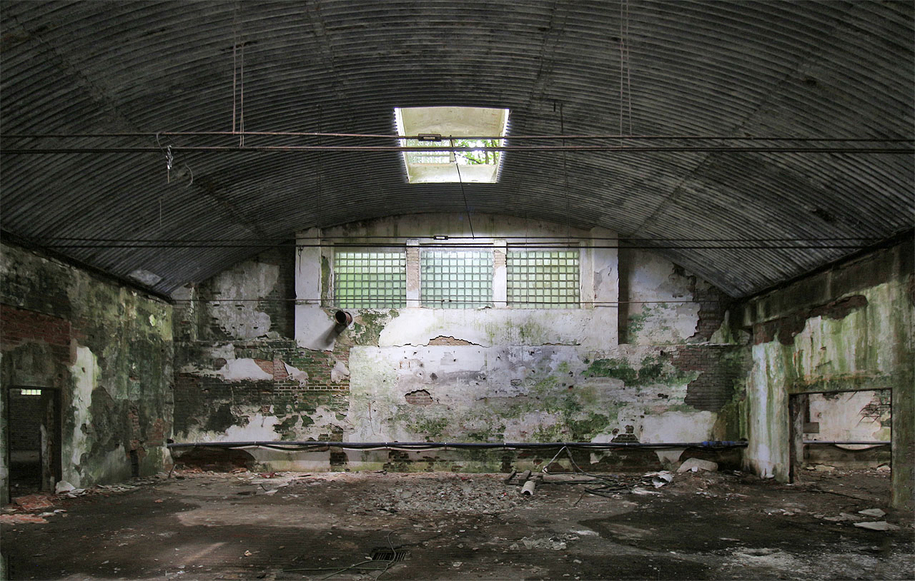 Částečně podzemní hala sklepů, kde zrálo pivo.