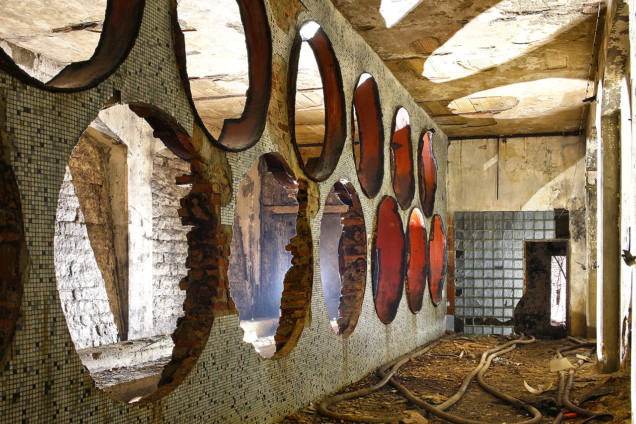 Z moderních tanků, instalovaných v roce 1986, zbyla v pivovaru jen bizarní okachličkovaná zeď.