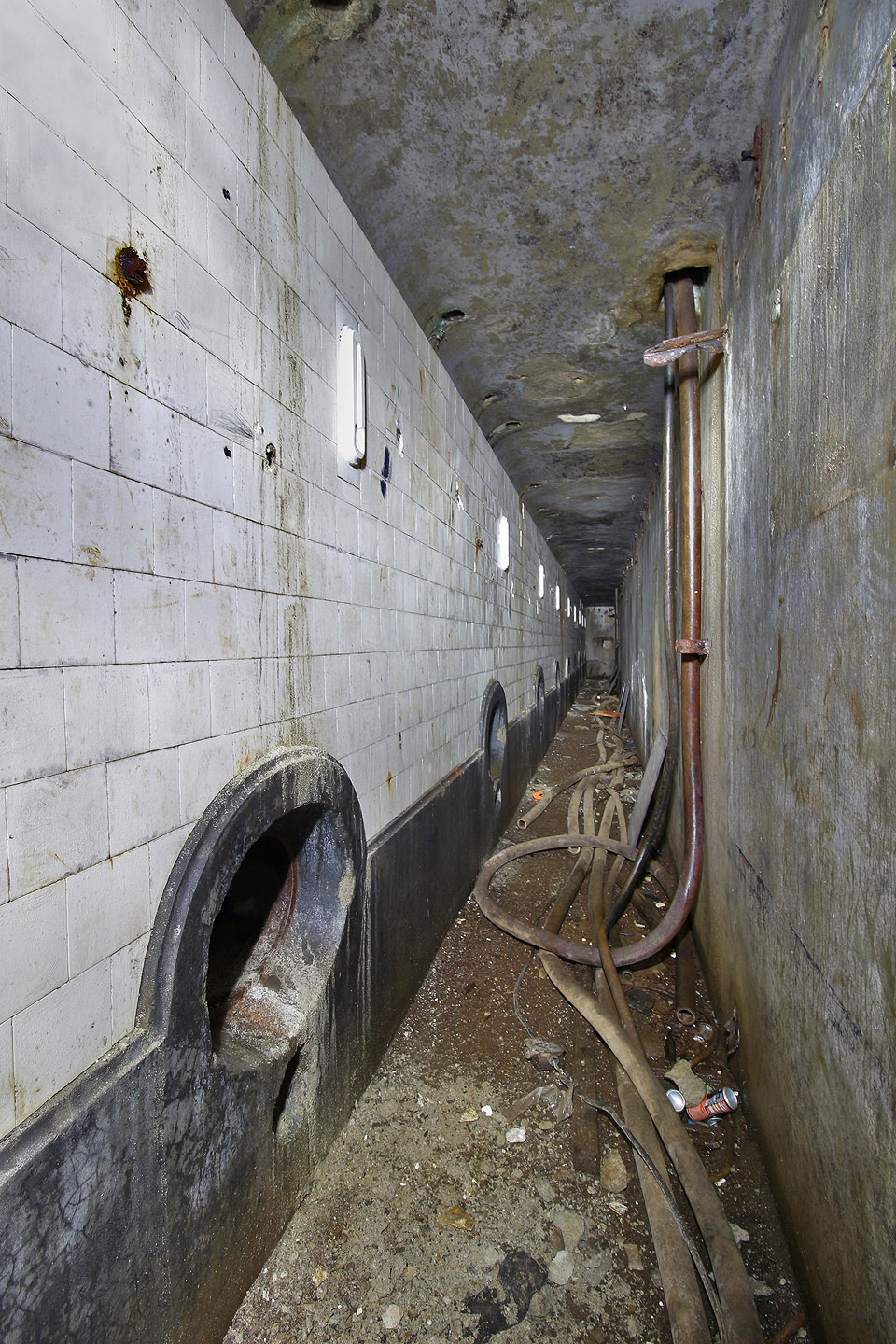 Unikátní betonové ležácké tanky firmy Rostock & Baerlocher z Klosterneuburgu u Vídně. Narozdíl od Brna jsou v Jablonci tanky nadzemní a ve dvou poschodích nad sebou. Snad i proto nenapáchaly takové škody na hospodaření jako v pivovaru Moravia. Na <a href="/index.php?stranka=obrazek.php&obr=Temata/Sklepy_pivovaru_moravia/sklepy_pivovaru_moravia_6.jpg">dobovém prospektu</a> jsou oba pivovary uvedeny jako reference těsně za sebou.