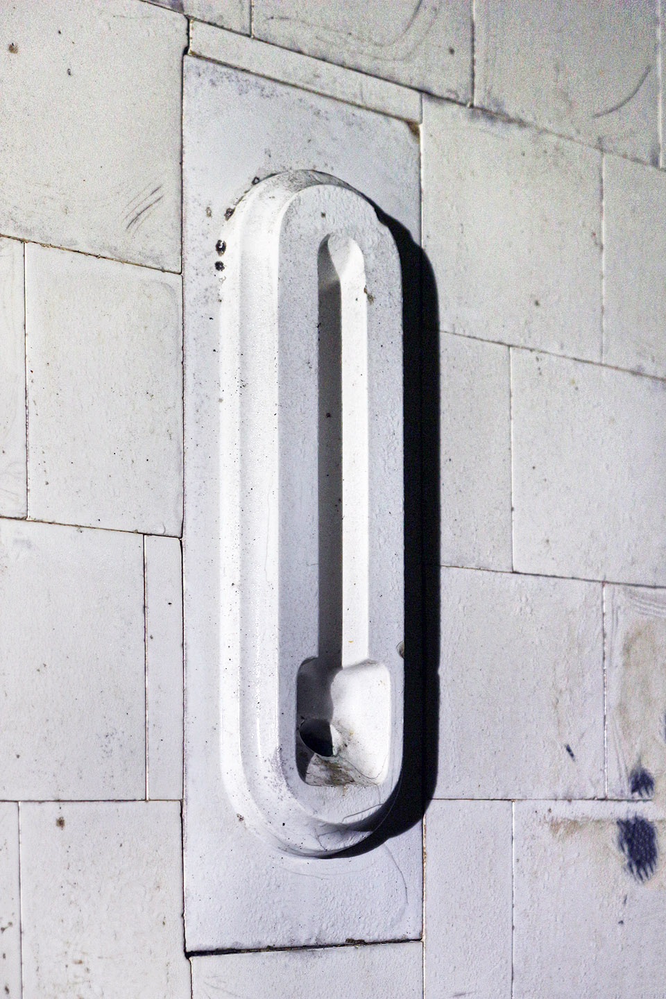 Vodoznak, přesněji stavoznak či nejpřesněji pivoznak na betonové nádrži již zloději připravili o mosaznou i skleněnou trubičku, indikující hladinu piva v tanku.