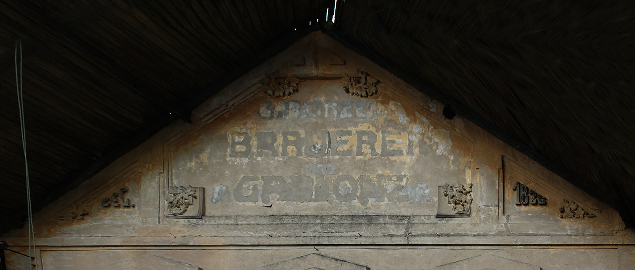 Gegründet 1835. Gablonzer Brauerei Gablonz.<br>
Založeno 1835. Jablonecký pivovar v Jablonci.<br>
Nepříliš nápaditá firma ve štítě jedné z budov se skví na omítce již hodně přes 100 let.