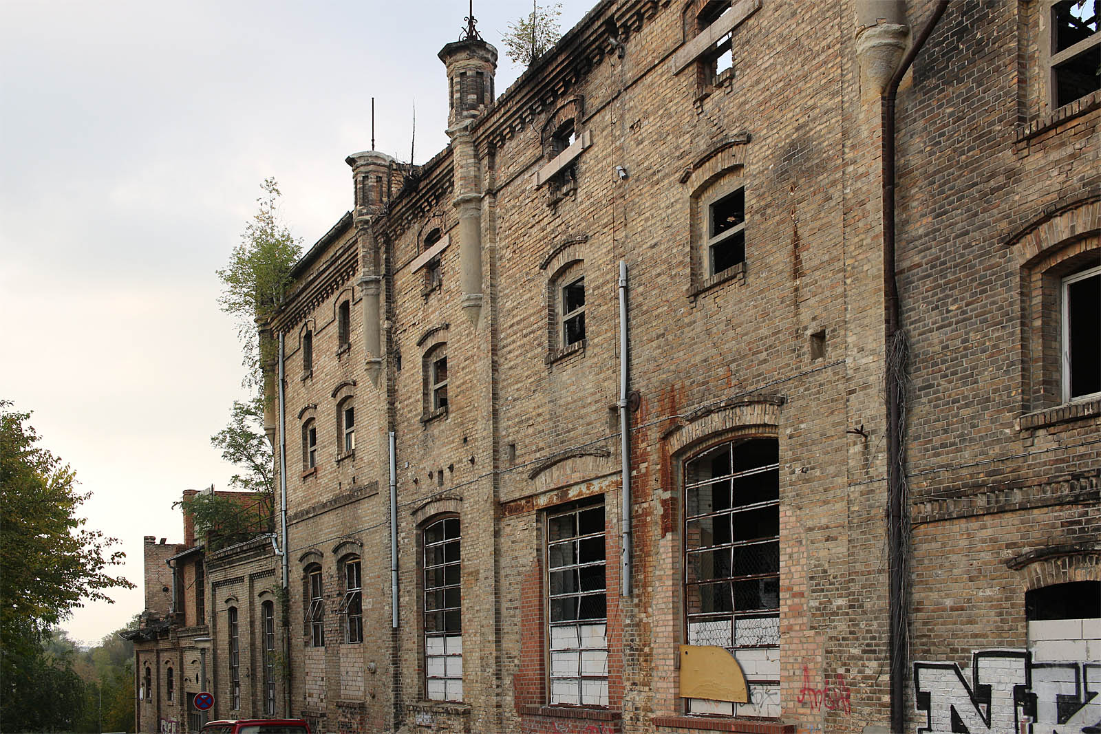 Zaslepená okna na jižní straně pivovaru z ulice Weingärten na místě bývalých vinic. Budova postavená na přelomu 19. a 20. století byla pojata v romantickém duchu s vížkami a cimbuřím.