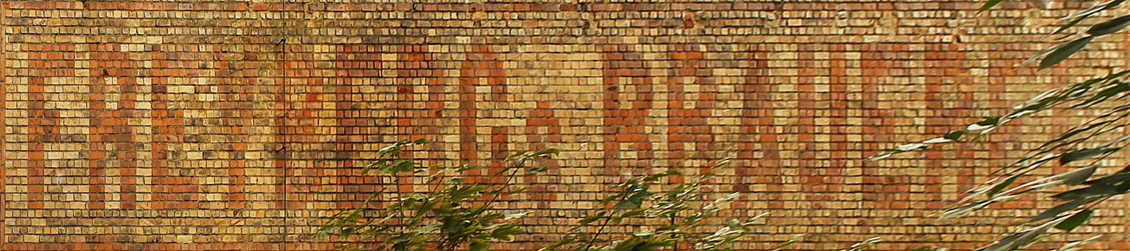 Dvoumetrový nápis „FREYBERGs BRAUEREI“ na severní straně secesní budovy z roku 1912 je pečlivě vyzděn z dvoubarevných cihel - díky tomu přetrval více než sto let prakticky bez úhony.