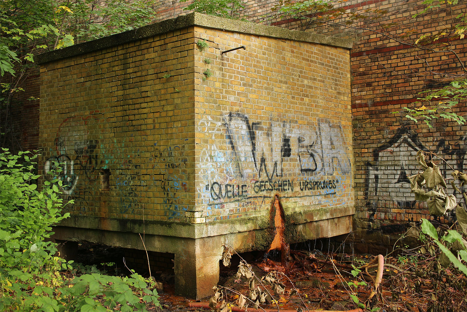 K pivovaru přiléhá ze severu také malý zděný domek nad minerálním pramenem, který zřejmě sloužil coby zdroj vody pro výstav piva. Vyústění trubky s přebytečnou vodou bylo hojně užíváno obyvateli nedalekého sídliště i po zrušení pivovaru - přestože se provoz zastavil, minerální voda proudila ze země nerušeně dál až do chvíle, kdy někdy utrhl prorezivělou trubku ve stěně.