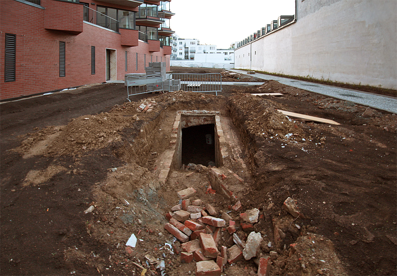 Vstup do sklepa schodištěm, které se nacházelo uvnitř budovy sladovny zdemolované v roce 2021. Vpravo jsou vidět zrekonstruované budovy pivovaru, které jsou v majetku Vysokého učení technického. Východní část sklepů pod nimi dnes slouží pro pořádání kulturních akcí.