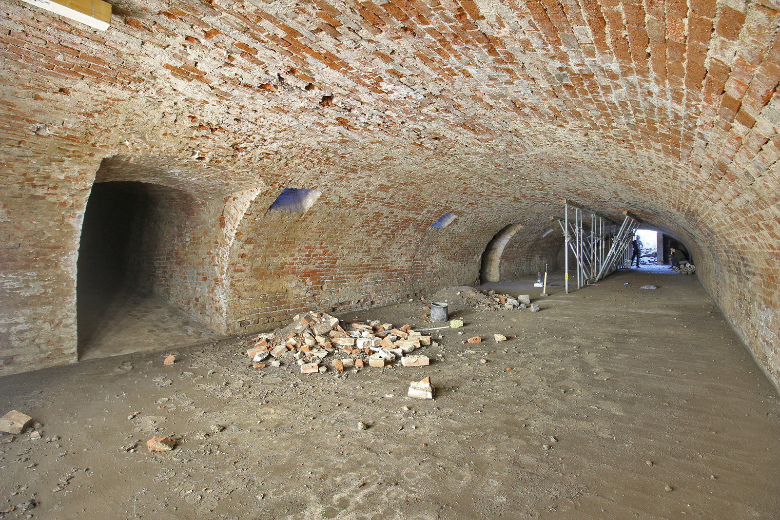 Vchody do dvou ze tří spojovacích chodeb, které dodnes vedou ke sklepům pod areálem VUT.