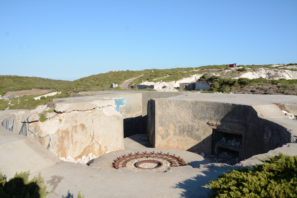 Při pohledu na tuto betonovou konstrukci už o vojenské minulosti nelze pochybovat.