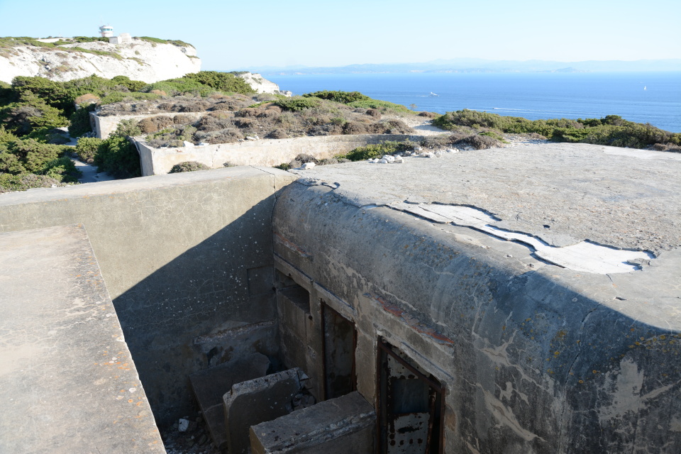Ze střechy bunkru lze dohlédnout na sousední ostrov – Sardinii.
