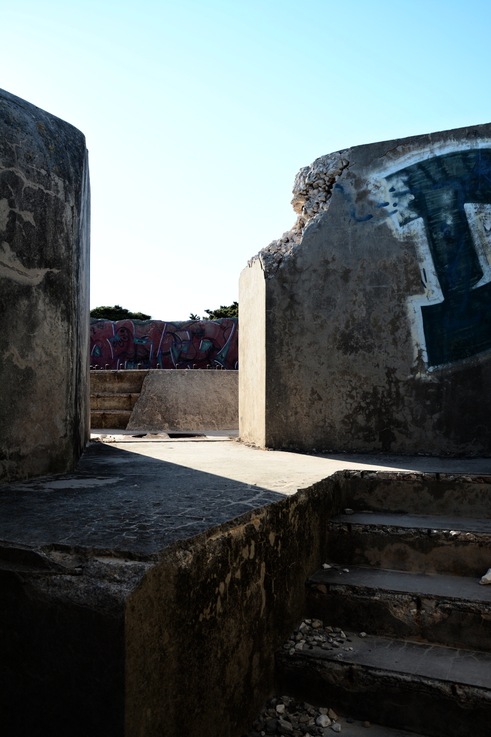 Monotónní šeď betonu narušují pestrobarevná graffiti.