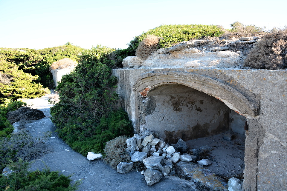 Celý areál pomalu pohlcuje příroda, zvědaví lidé zatím udržují vyšlapané alespoň cestičky kolem všemožných objektů.