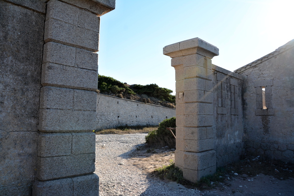 Vstoupíme neporušenou branou a brzy ztratíme iluze o vesnické idylce.