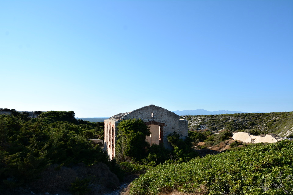 Co asi ukrývá malý domek, stojící stranou od ostatních?