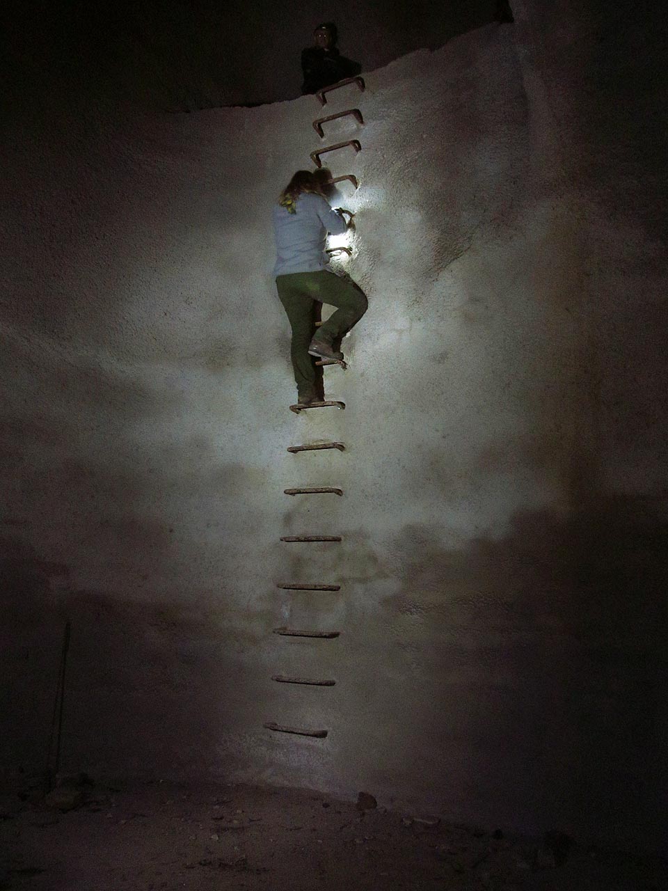 Nádrž není ohraničená zábradlím a potmě není těžké do ní spadnout. Za světla pomůžou k sestupu stupně.