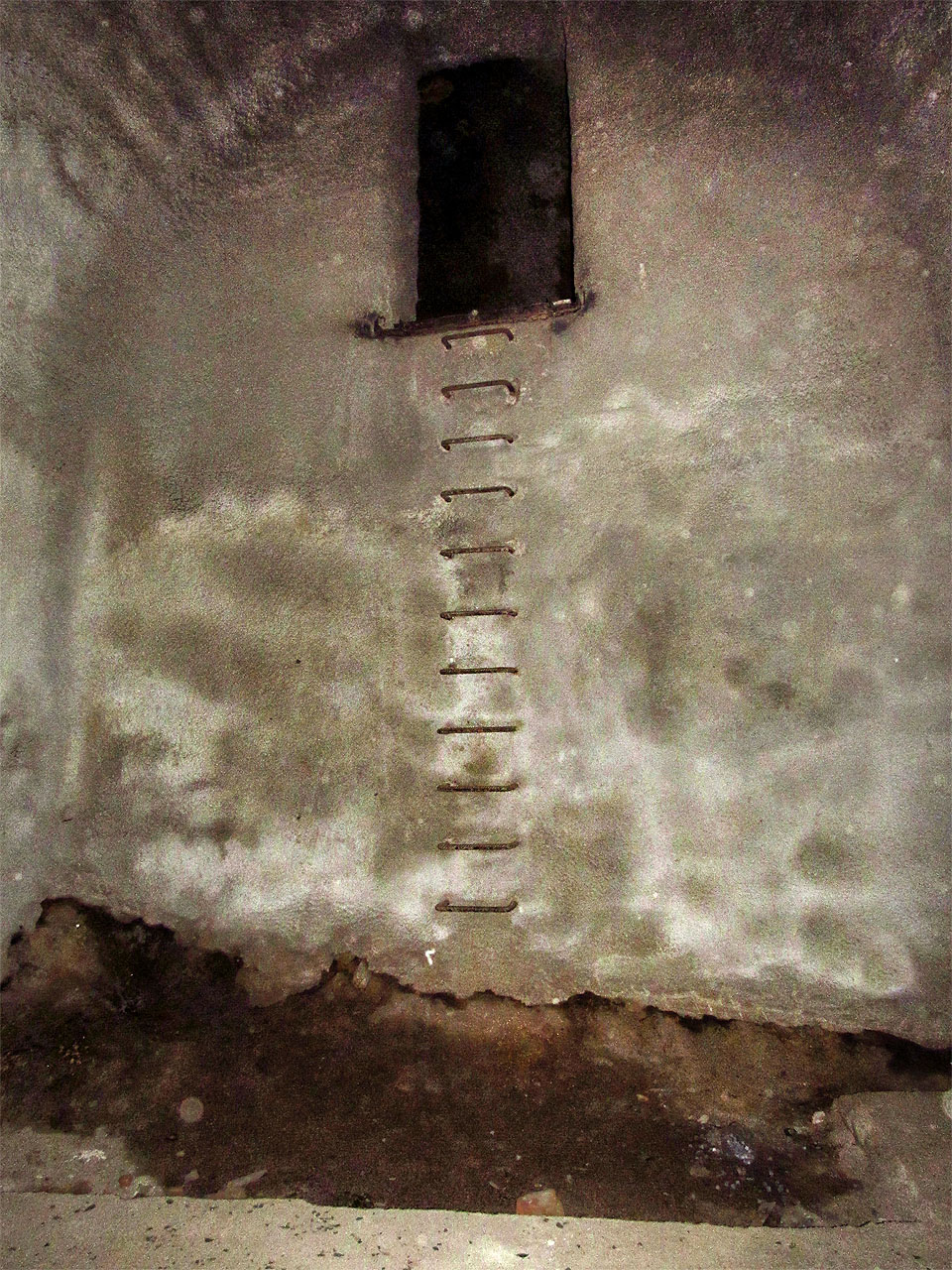 Původním účelem hranolové jámy bylo pravděpodobně skladování ledu. Odvodňovací chodba vedoucí z jejího dna je však zazděná.