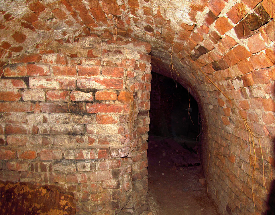 Nezbývá než na protější straně z nádrže vylézt nahoru a pokračovat oklikou.