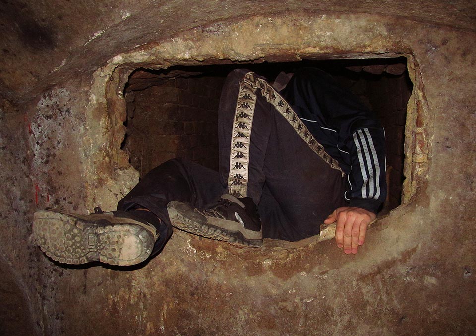 Občas jsou sklepy sousedících domů propojené stísněnými průlezy.