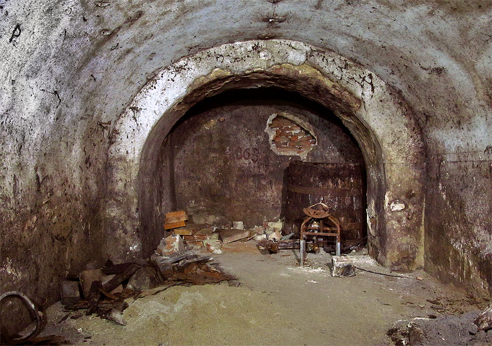 Masivní pasy podpírají valené klenby konzervárenského podzemí.