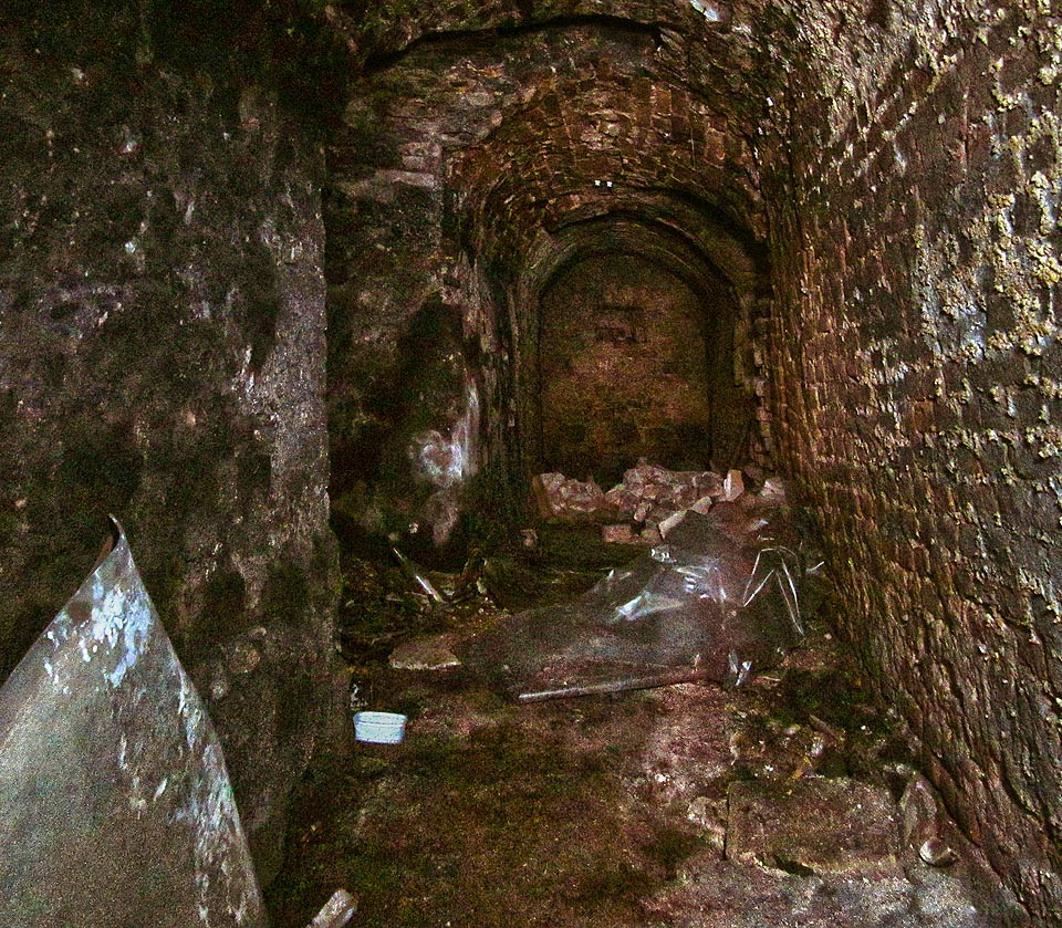 Nejvzdálenější chodby se na skladování zdají být úzké. Klikatí se a mizí kdesi v masivu pod Špilberkem…