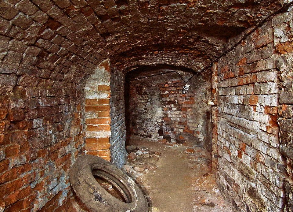 Na druhou stranu chodby vybíhají až do dvorů domů na Pekařské ulici. Některé štoly vedou až na povrch.