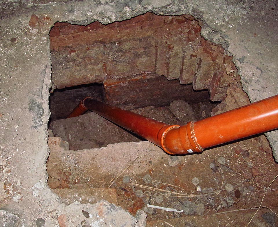 Celý blok staveb pod Pellicovou ulicí je tajemný a ukrývá několik pater různě starých štol. Roura na fotografii odvádí vodu z podzemního pramene skrz kaskádu prolomených sklepů kamsi hluboko pod zem do neznáma. Pár metrů se nám ji podařilo sledovat do hloubky než zmizela v uzoučkých neprůchodných chodbách.