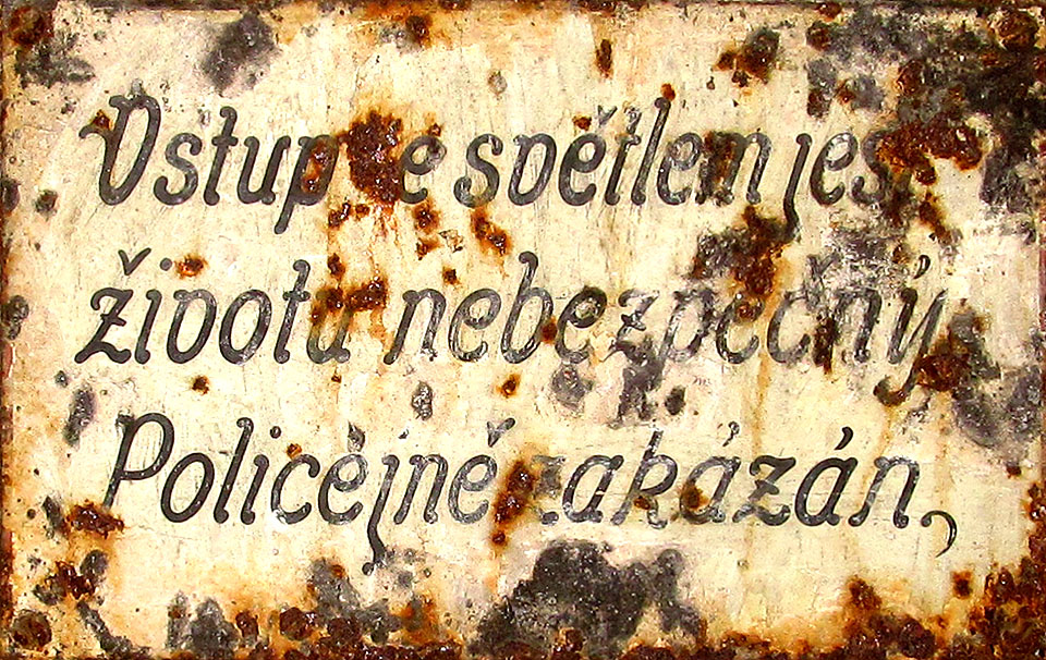 Vstup se světlem jest životu nebezpečný. Policejně zakázán.